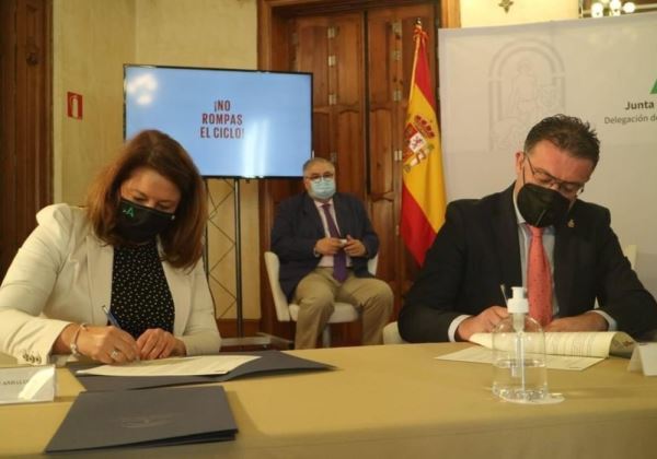 Berja firma el 'Compromiso Blanco'  de reciclaje de todo el plástico de los invernaderos