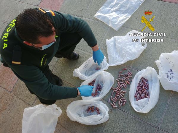 La Guardia Civil sorprende a una persona con 52 bellotas de hachís y gran cantidad de ellas en el organismo