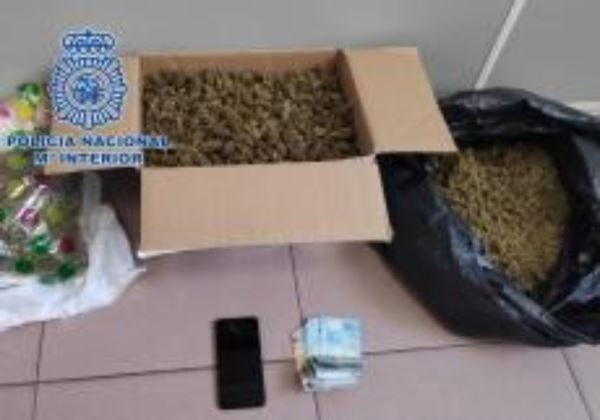 La Policia Nacional sorprende a dos jóvenes con tres kilos de cogollos de marihuana