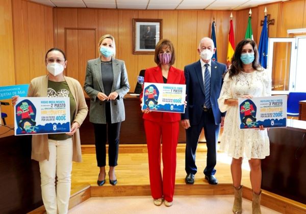 La farmacia Faro del Puerto de Roquetas de Mar gana el concurso de escaparates de Halloween