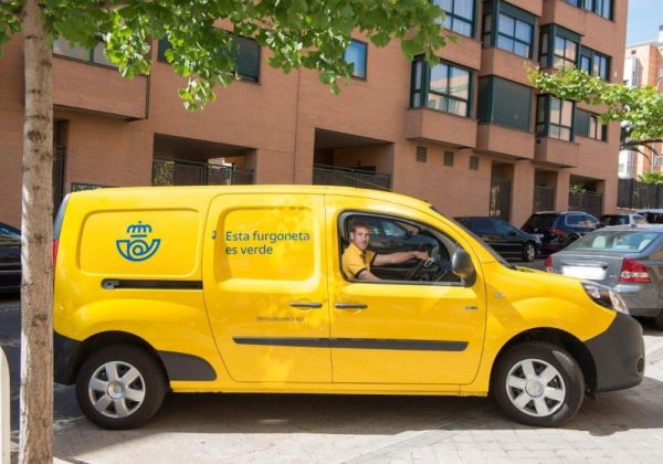 Correos incorpora un nuevo vehículo eléctrico en Roquetas de Mar