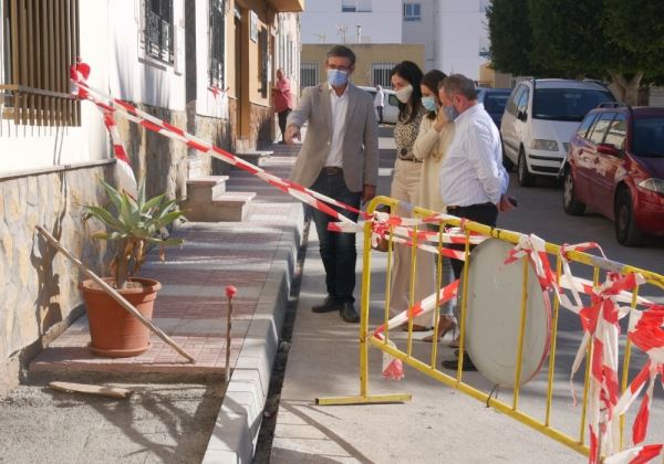 En marcha obras de acerado en calle Zacatín y Plaza Andalucía en Adra