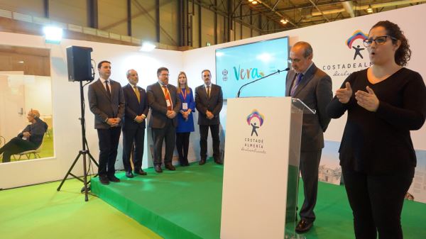 La empresa de turismo accesible Natural Kayak recibe el 'Sol de Oro' de Vera