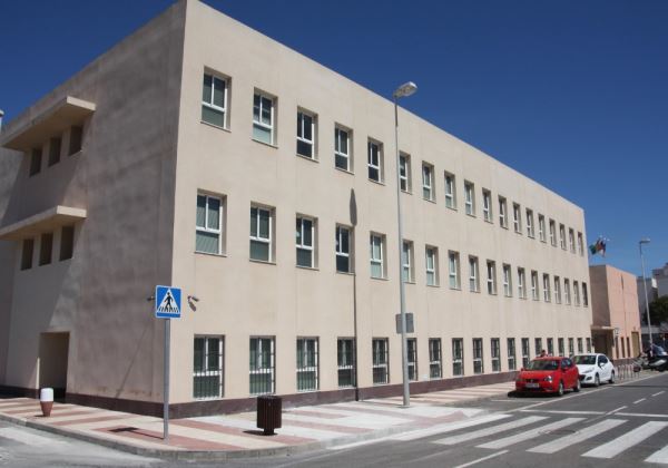 Ayuntamiento de Roquetas y Ministerio de Interior llegan a un acuerdo para el traslado del Cuartel de la Guardia Civil