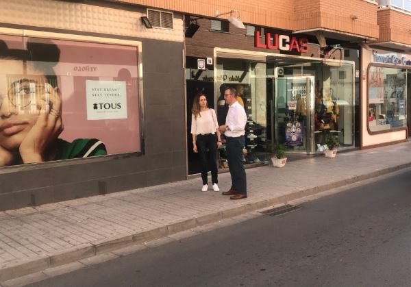 Ciudadanos El Ejido reclama más limpieza y decoro de escaparates y fachadas