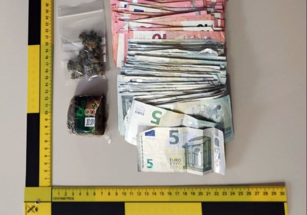 Detenido con hachís, marihuana y 3000 euros en un doble fondo en el maletero del vehículos en La Mojonera