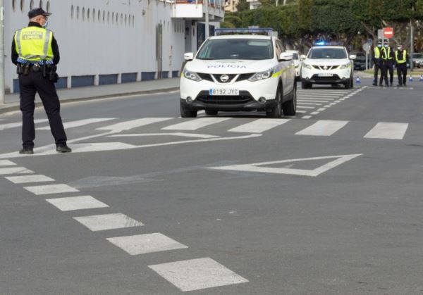 La Policía Local de Adra realiza una campaña de vigilancia y control sobre el transporte escolar