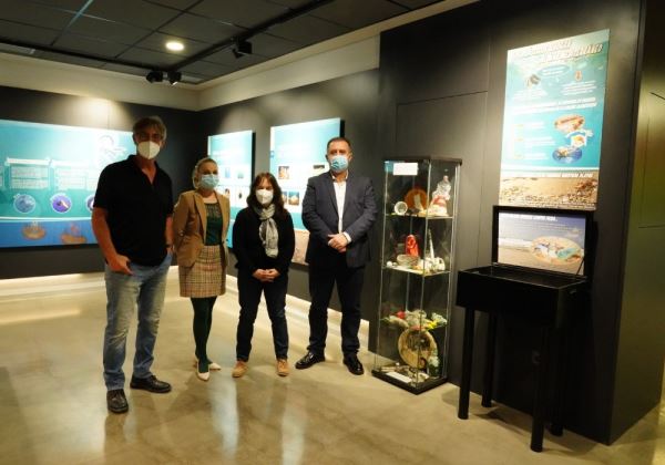 El Aula del Mar de Roquetas presenta un expositor con plásticos recogidos en los fondos marinos