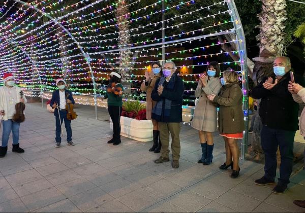 Vícar ya luce un alumbrado navideño