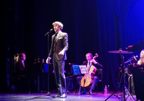 Manuel Lombo llena de Navidad el Centro Cultural de Adra con sus 'Cantes de diciembre'