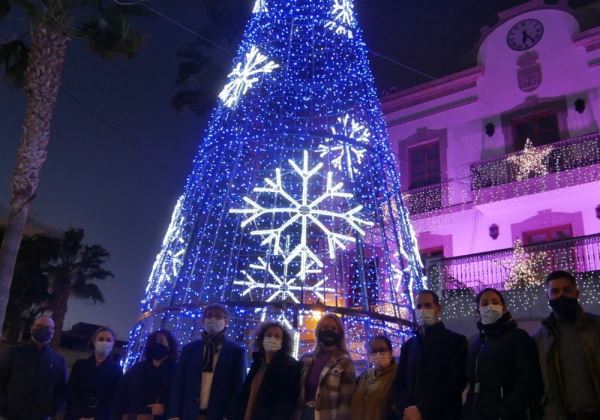 La ciudad de Adra recibe la Navidad con el encendido oficial de la iluminación