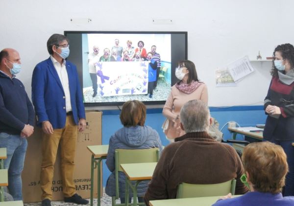 Adra dota a la Escuela de Adultos de nuevos recursos digitales