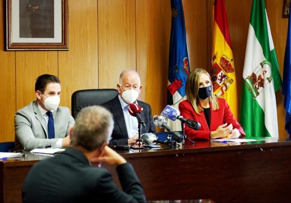 Roquetas reparte a los colegios un centenar de medidores de CO2 para evaluar la calidad del aire