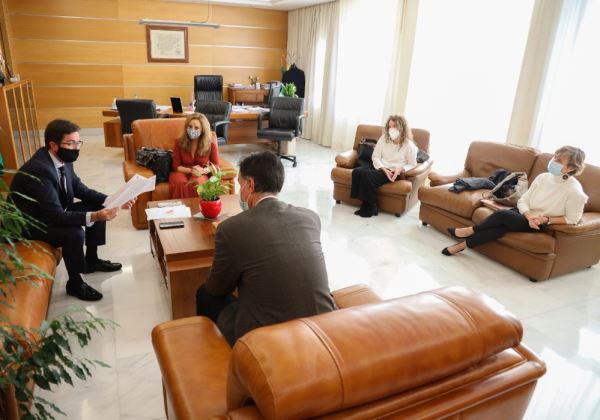 El alcalde de El Ejido se reúne con la nueva gerente de Distrito Sanitario Poniente