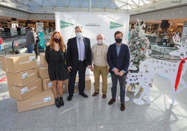 Los trabajadores de El Corte Inglés donan juguetes a Cáritas Diocesana