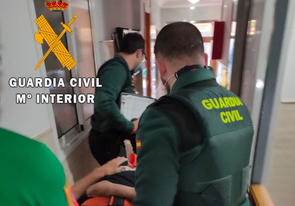 La Guardia Civil auxilia a una persona accidentada en Roquetas