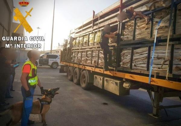 Auxiliada una persona que viajaban en los bajos de un camión en el Puerto de Almería