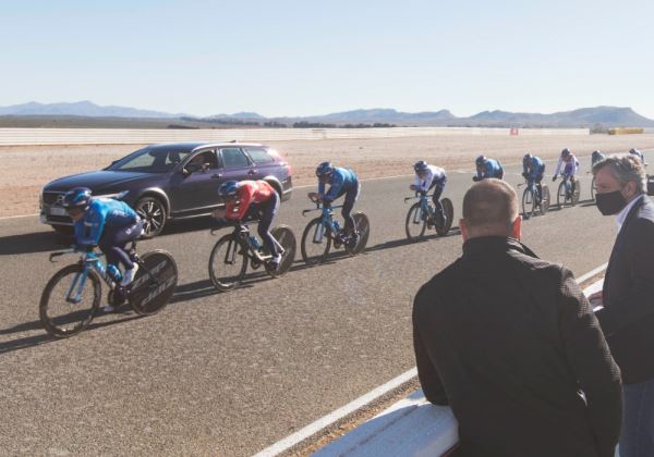 Movistar Team se ‘alía’ con el clima y las carreteras de ‘Costa de Almería’ para preparar su temporada ciclista