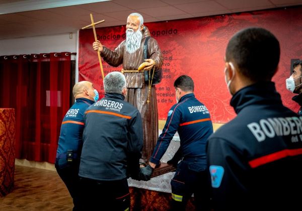 Los Bomberos del Poniente dan la bienvenida a la festividad del beato Fray Leopoldo de Alpendeire