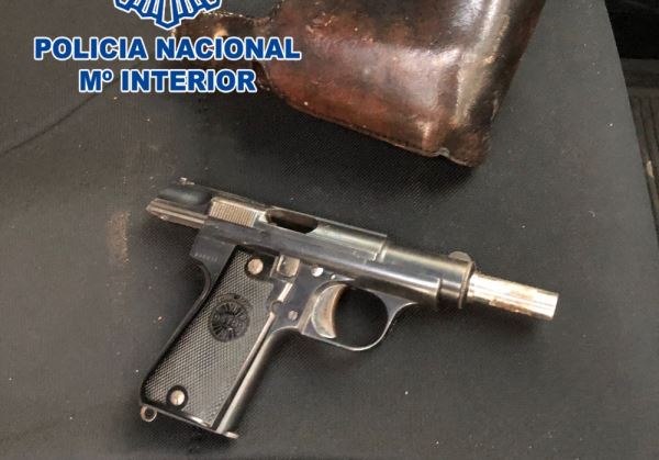 La Policia Nacional reduce a un paciente siquiátrico que encañonó a los agentes con un arma de fuego