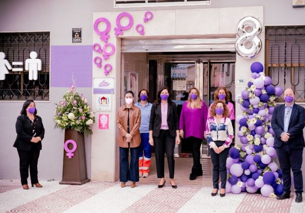 La concejala de Mujer, Mayores, Voluntariado y Participación Ciudadana, Mª Ángeles Alcoba, junto a la concejala de Familia, Loles Moreno, han recibido el proyecto dentro de los actos por el “Día de la Mujer”