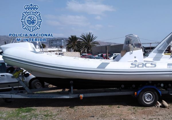 La Policía Nacional decomisa una planeadora de contrabando en Almería
