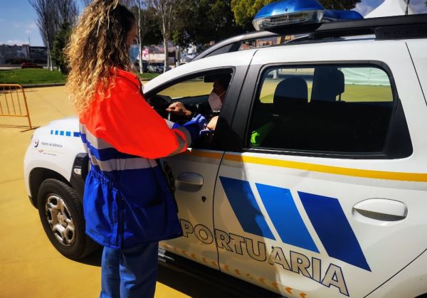 La Policía Portuaria de Almería recibe la primera dosis de la vacuna contra la covid-19.