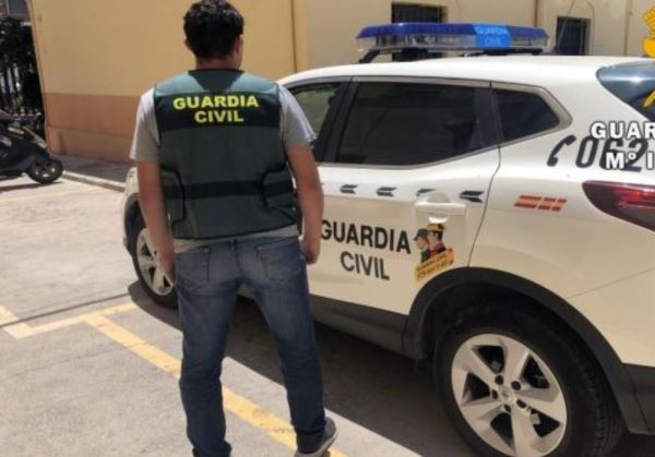 La Guardia Civil detiene a un menor de edad como autor de 15 delitos en Roquetas de Mar