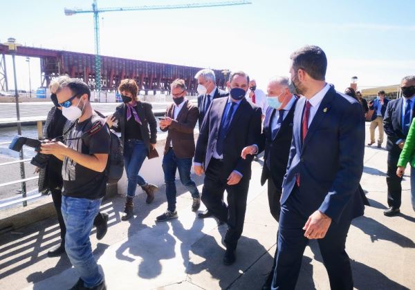 El Ministro de Transportes visita las obras de restauración del Cable Inglés en el Puerto de Almería