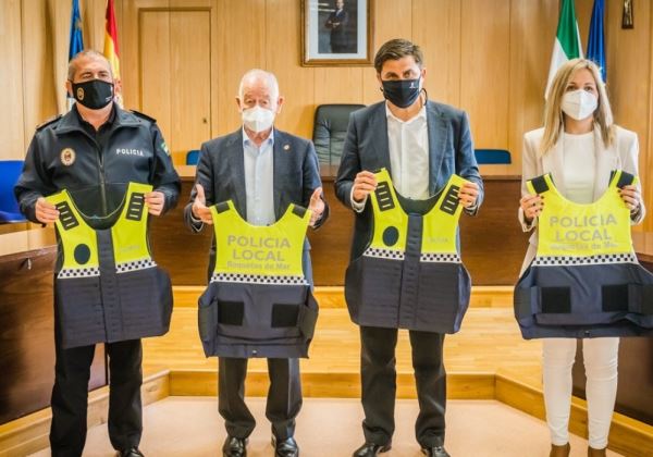 Entrega de fundas especiales y ocho nuevos chalecos antibalas para la Policía Local de Roquetas de Mar