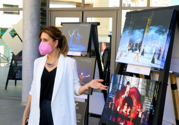 La entrada del Auditorio de El Ejido acoge una exposición con un recorrido por los espectáculos y los artistas de primer nivel que han pisado este escenario para conmemorar el Día Mundial de Teatro