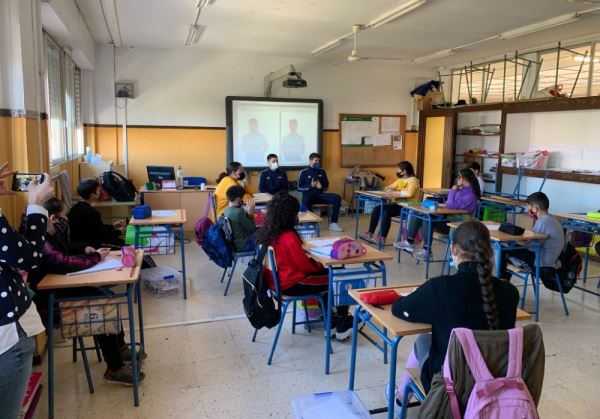 Cortés y Negro comparten vivencias con alumnos del CEIP El Puche