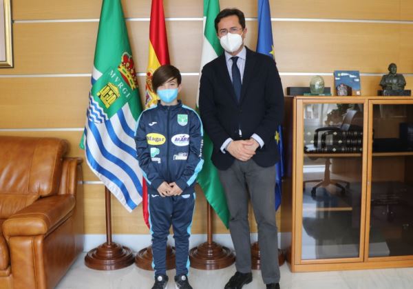 El alcalde de El Ejido recibe al recientemente proclamado campeón de España de Halterofilia en Edad Escolar, Noé Amat