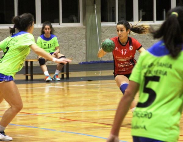 El Balonmano Roquetas gana el derbi al Vícar Bahía de Almería tras sellar su permanencia en la División de Honor Plata