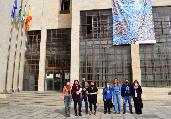 El Ejido se une a la celebración del Día Mundial de Concienciación sobre el Autismo con la lectura de un manifiesto y un cartel collage gigante