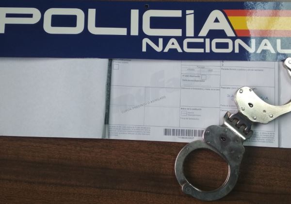 La Policía Nacional ha detenido en Almería a una mujer, que falsificó varias recetas para traficar con ansiolíticos