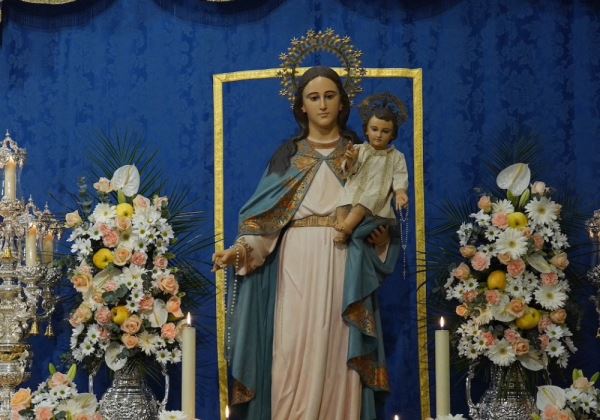   Roquetas da la bienvenida a la imagen de su Patrona, la Virgen del Rosario, tras un importante proceso de restauración