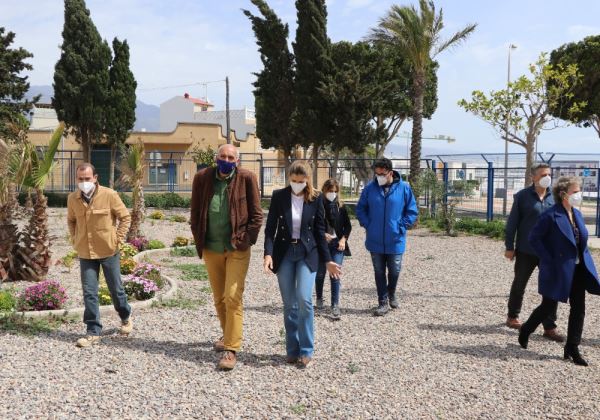 El Ayuntamiento de El Ejido cede al IES Santo Domingo medio millar de plantas autóctonas del ‘Taller Municipal de Jardinería para Personas con Enfermedad Mental’ con las que se han repoblado las zonas verdes con las que cuenta el centro