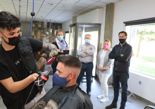 El alcalde destaca “la fortaleza y el espíritu de superación” de Francis que, a pesar de perder los dedos de la mano en un accidente, acaba de inaugurar una barbería en Balerma donde continúa ejerciendo su profesión