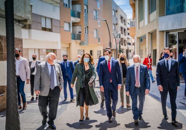 El presidente de Andalucía visita Roquetas de Mar y a la imagen de su patrona recientemente restaurada