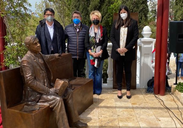 Laujar de Andarax recuerda al poeta Villaespesa con un monumento donado por Juan Ronda y su familia