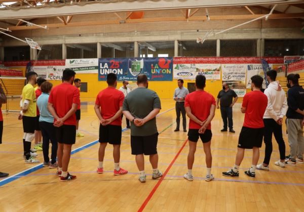 El alcalde de El Ejido desea suerte al CD El Ejido Futsal de cara el Play Off de ascenso a primera división Francisco Góngora y la concejal de Deportes, María José Martín, se reúnen con la plantilla y parte cuerpo técnico celeste
