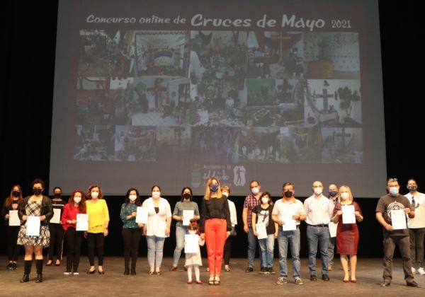 El Teatro Auditorio de El Ejido ha acogido el acto de entrega de los premios a los 17 finalistas del Concurso Online de Cruces de Mayo, cuyos trabajos han destacado por su creatividad y elaboración artesanal