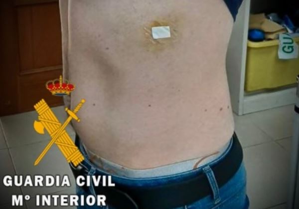 LA GUARDIA CIVIL DETIENE A UNA PERSONA POR CLAVAR UN DESTORNILLADOR A UN JOVEN QUE LE SORPRENDIÓ ROBANDO EN SU VEHICULO