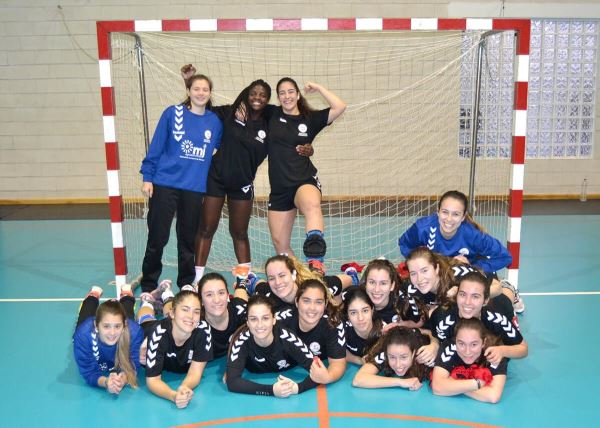 Los juveniles femenino y masculino del Club Balonmano Roquetas afrontan con ilusión la recta final de la temporada