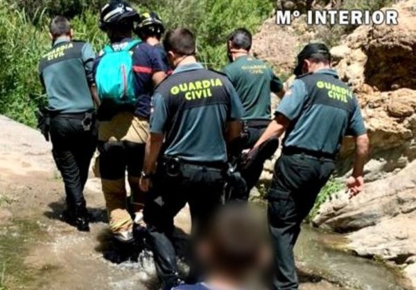 La Guardia Civil auxilia a un senderista accidentado en los Canales de  Padules