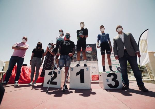 José Miguel Andrades y Marjolaine Tupin, ganadores absolutos de la I Vuelta Ciclista a Carboneras