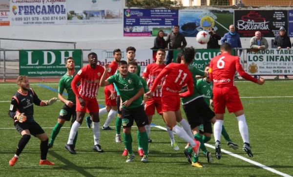 El Almería B sigue ganando y golea 0-4 al Huétor Vega en el grupo noveno de Tercera División