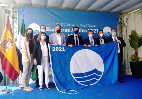 Roquetas de Mar renueva sus seis banderas azules en playas urbanas y obtiene la distinción de Centro Azul para el Aula del Mar