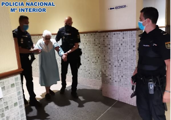 La Policía Nacional ha desalojado un edificio en llamas en El Ejido